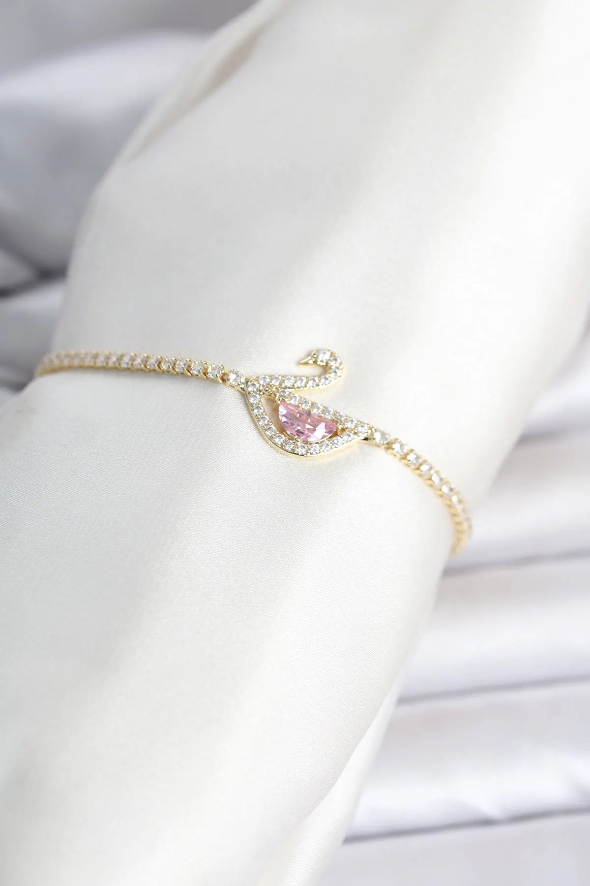 Pirinç Gold Renk Zirkon Taşlı Swan Model Su Yolu Kadın Bileklik
