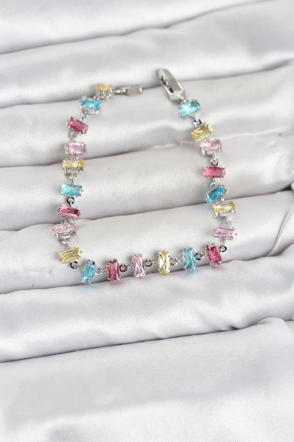 Kristal Taşlı Baget Kesimli Karışık Renkli Gümüş Renk Gema Kadın Bileklik